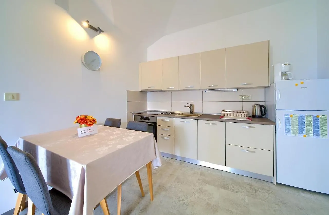 Apartmani Dal Malinska 0*,  Croatia